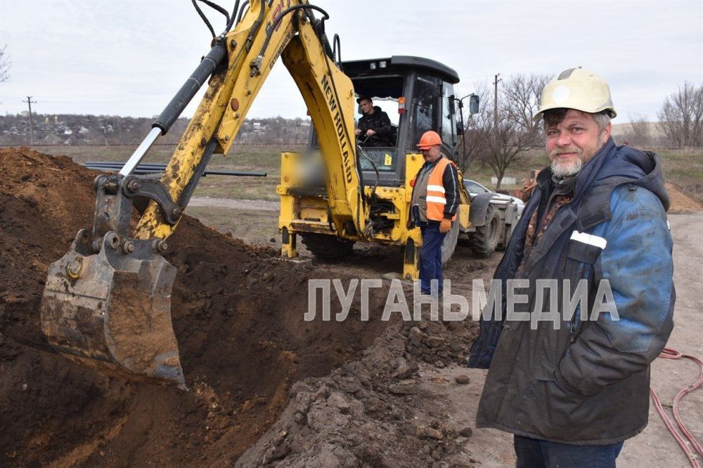 Сотрудники ГУП ЛНР «Лугансквода» и специалисты из региона-шефа Калужской области проводят замену участка напорного коллектора Сотрудники ГУП ЛНР «Лугансквода» и специалисты из региона-шефа Калужской области проводят замену участка напорного коллектора