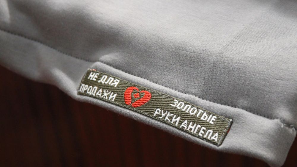 Единороссы Алчевска передали промышленный оверлок волонтёрам организации «Золотые руки Ангела» Единороссы Алчевска передали промышленный оверлок волонтёрам организации «Золотые руки Ангела»