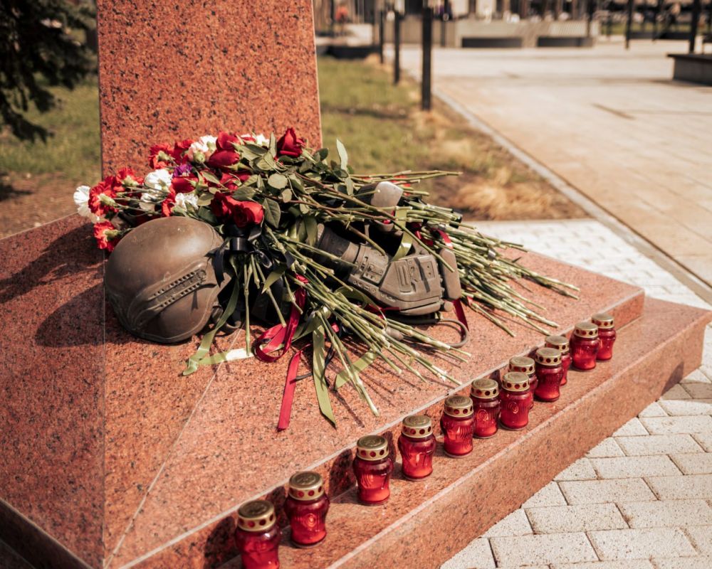 Молодая Гвардия почтила память погибших журналистов Молодая Гвардия почтила память погибших журналистов