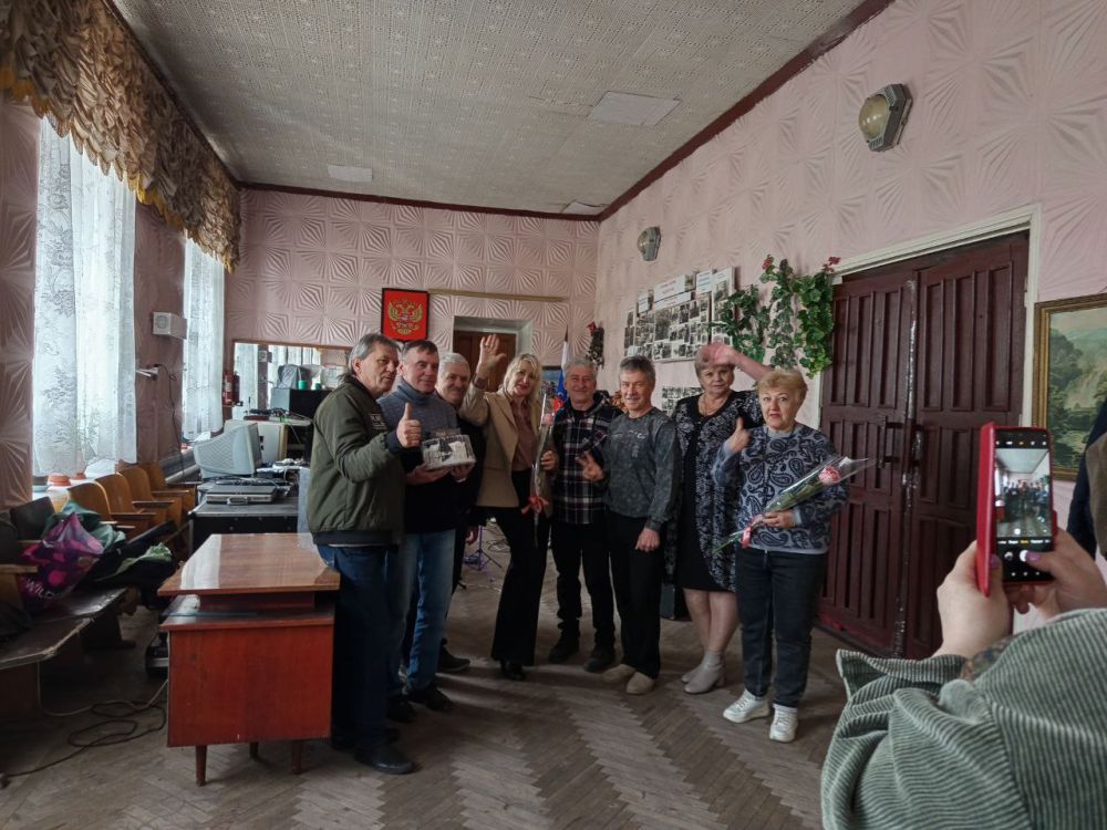 25 марта в День работников культуры депутаты Совета городского округа Ольга Хисматулина и Алла Алферова поздравили коллективы клубов жилмассива Криворожье и пгт 25 марта в День работников культуры депутаты Совета городского округа Ольга Хисматулина и Алла Алферова поздравили коллективы клубов жилмассива Криворожье и пгт