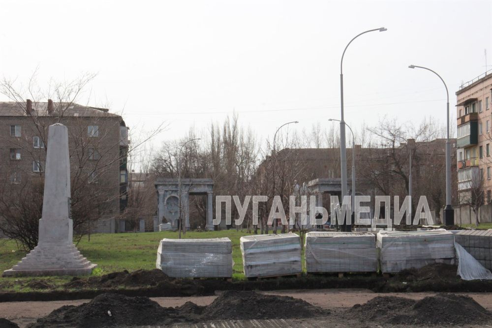 В рамках подготовки к празднованию 80-летия Великой Победы в Алчевске продолжаются работы по ремонту и благоустройству Сквера Доблести и Славы В рамках подготовки к празднованию 80-летия Великой Победы в Алчевске продолжаются работы по ремонту и благоустройству Сквера Доблести и Славы