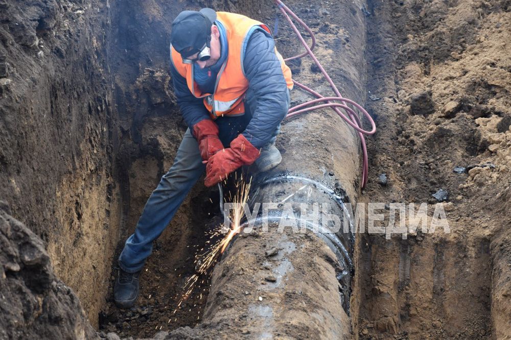 Сотрудники ГУП ЛНР «Лугансквода» и специалисты из региона-шефа Калужской области проводят замену участка напорного коллектора Сотрудники ГУП ЛНР «Лугансквода» и специалисты из региона-шефа Калужской области проводят замену участка напорного коллектора
