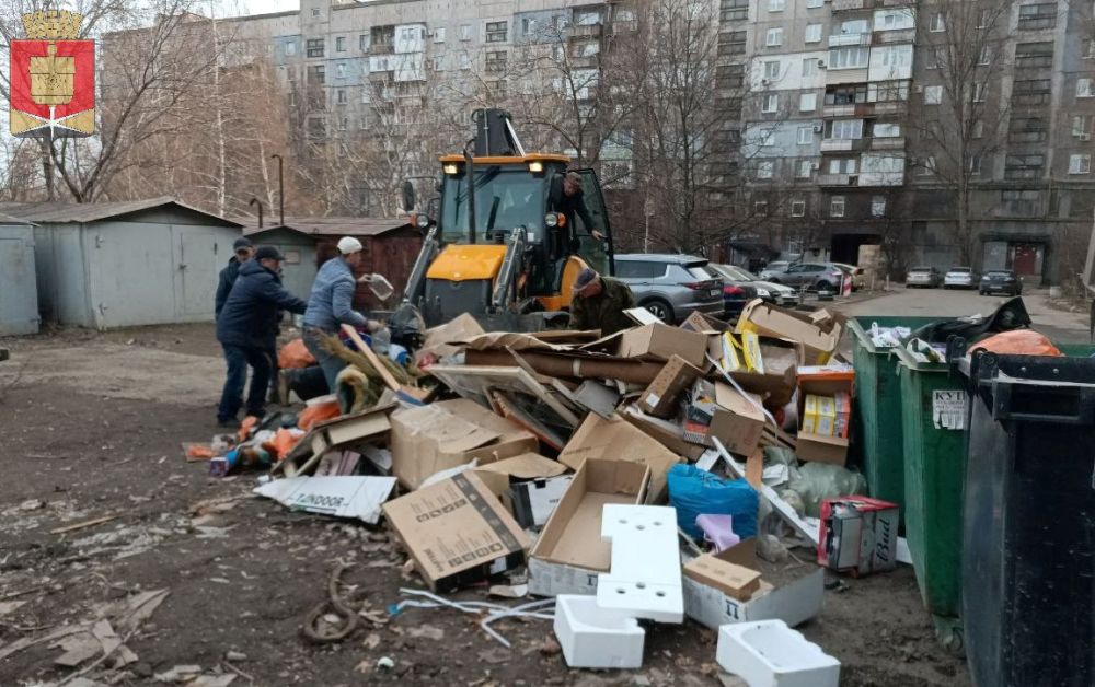 Коммунальные службы проводят работы на территории города Коммунальные службы проводят работы на территории города