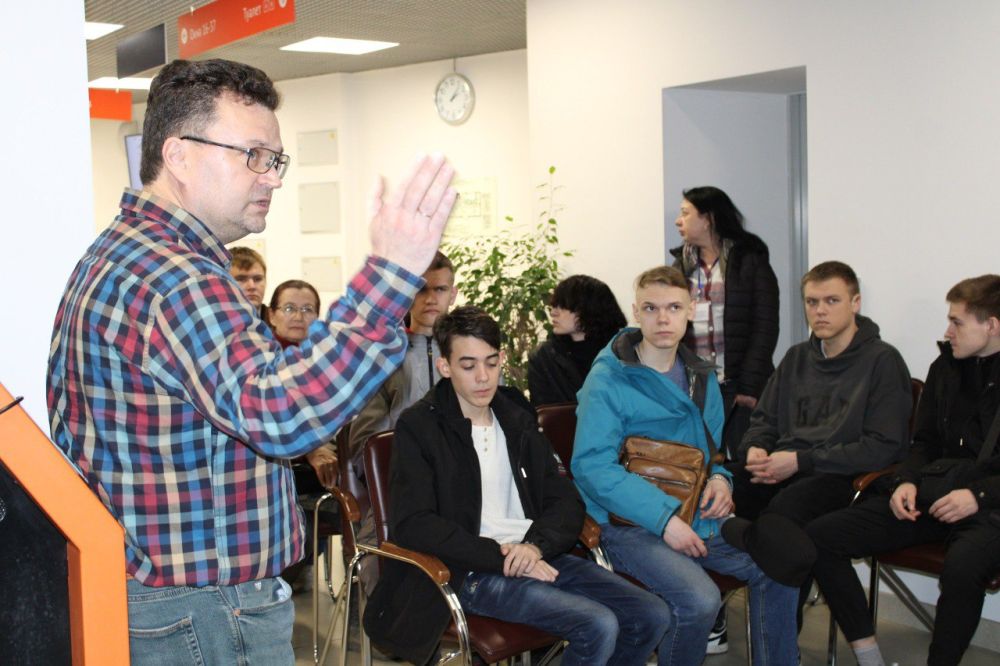 Отделением МФЦ г. Луганска проведена профессиографическая экскурсия для студентов колледжа Отделением МФЦ г. Луганска проведена профессиографическая экскурсия для студентов колледжа
