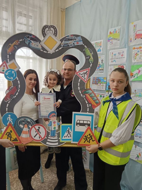 26 марта 2025 года на базе Дома творчества детей и юношества города Ровеньки состоялось мероприятие по открытию и подведению итогов городской выставки детского рисунка на тему «МИР ПДД» 26 марта 2025 года на базе Дома творчества детей и юношества города Ровеньки состоялось мероприятие по открытию и подведению итогов городской выставки детского рисунка на тему «МИР ПДД»