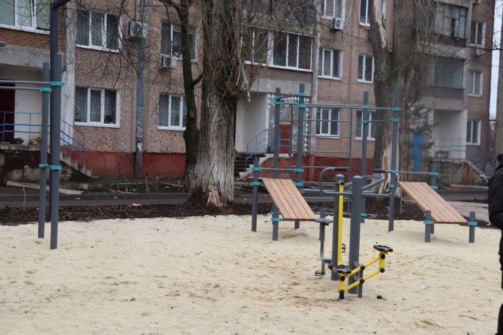 Глава Антрацитовского муниципального округа Сергей Саенко побывал во дворе домов № 6 и № 9 по улице Ткаленко, где в рамках программы по формированию современной городской среды в Антраците реализован еще один проект... Глава Антрацитовского муниципального округа Сергей Саенко побывал во дворе домов № 6 и № 9 по улице Ткаленко, где в рамках программы по формированию современной городской среды в Антраците реализован еще один проект...
