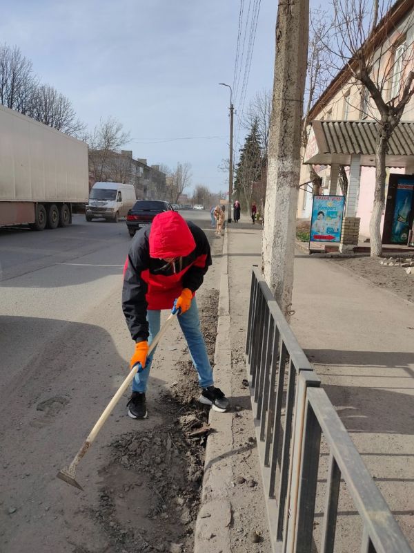 В Детской художественной школе г.Ровеньки прошел первый в 2025 году субботник В Детской художественной школе г.Ровеньки прошел первый в 2025 году субботник