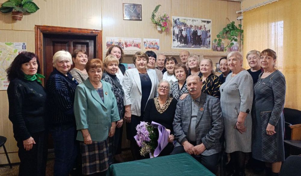 В рамках проекта «Старшее поколение» ВПП "Единая Россия" заместитель главы Администрации Антрацитовского округа Елена Беседина совместно с заместителем председателя Совета муниципалитета Еленой Рахмуковой поздравили с... В рамках проекта «Старшее поколение» ВПП "Единая Россия" заместитель главы Администрации Антрацитовского округа Елена Беседина совместно с заместителем председателя Совета муниципалитета Еленой Рахмуковой поздравили с...