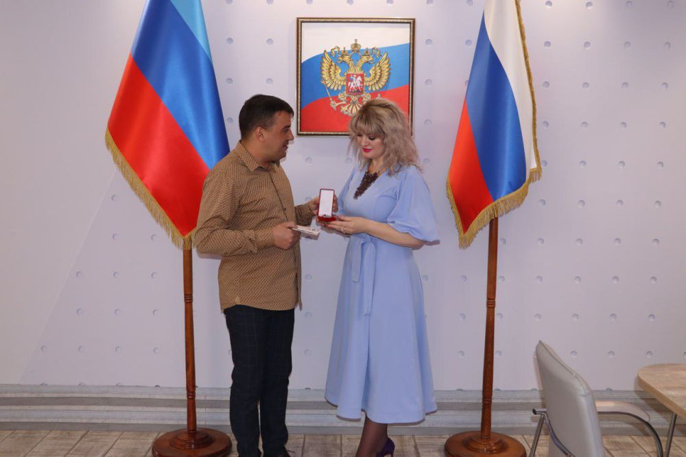 Заместитель главы администрации Стаханова награжден медалью "За помощь фронту" Заместитель главы администрации Стаханова награжден медалью "За помощь фронту"