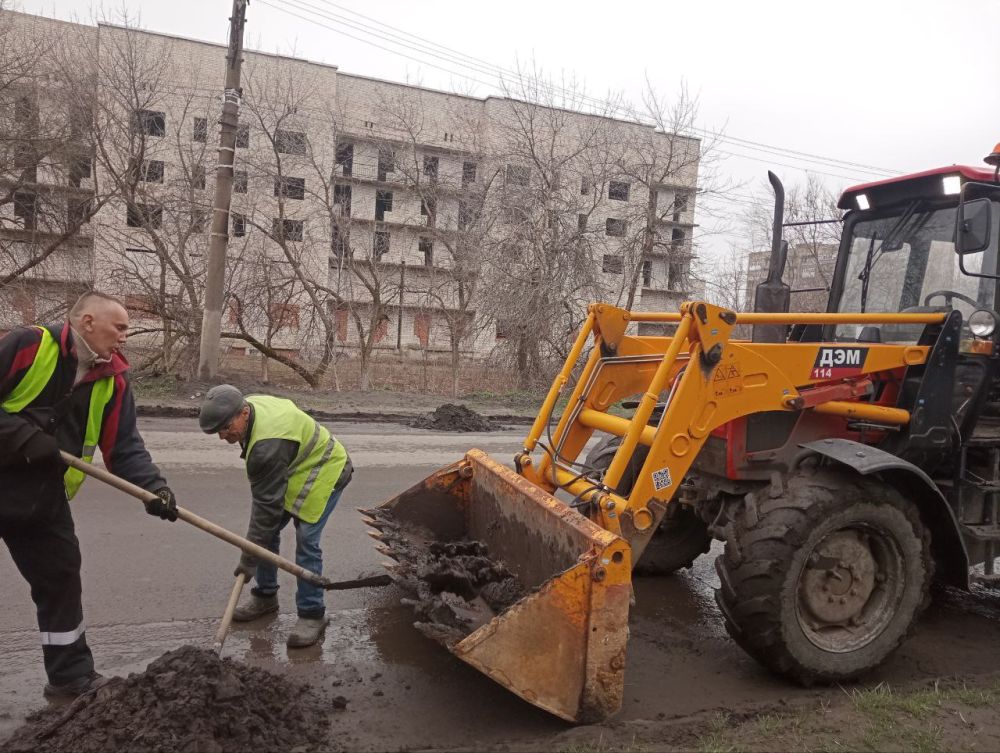 Коммунальные службы продолжают работы по очистке бордюрного камня вдоль автомобильной дороги по ул. Дзержинского Коммунальные службы продолжают работы по очистке бордюрного камня вдоль автомобильной дороги по ул. Дзержинского