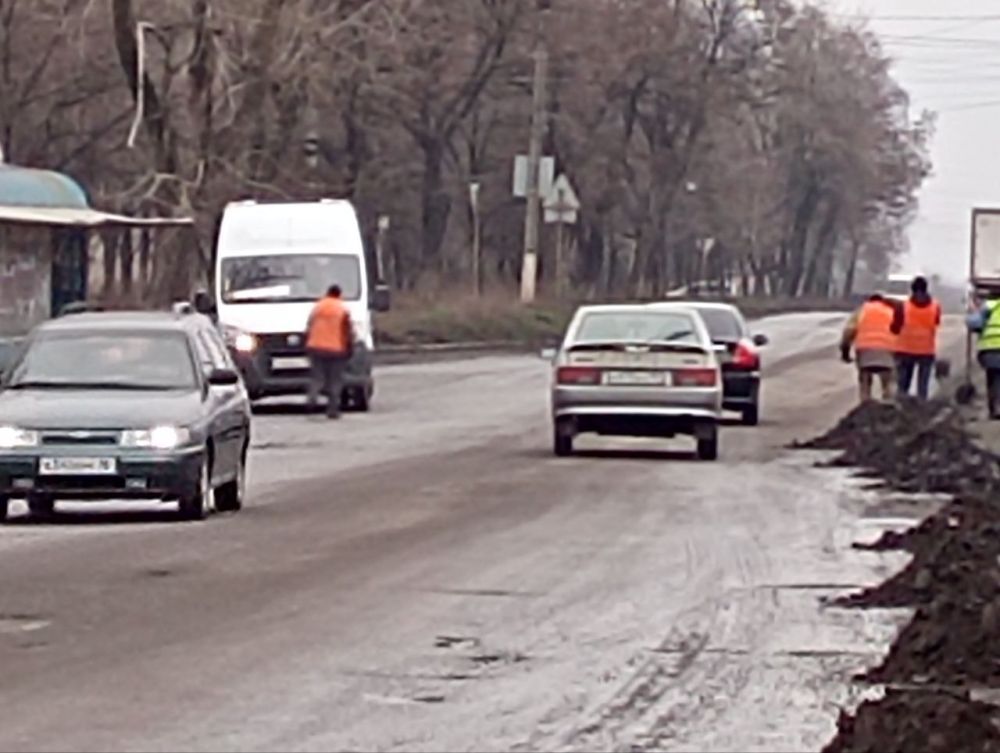 Андрей Рубанцов: Сегодня коммунальные службы города продолжают работы по очистке бордюрного камня вдоль автомобильной дороги по ул. Дзержинского Андрей Рубанцов: Сегодня коммунальные службы города продолжают работы по очистке бордюрного камня вдоль автомобильной дороги по ул. Дзержинского