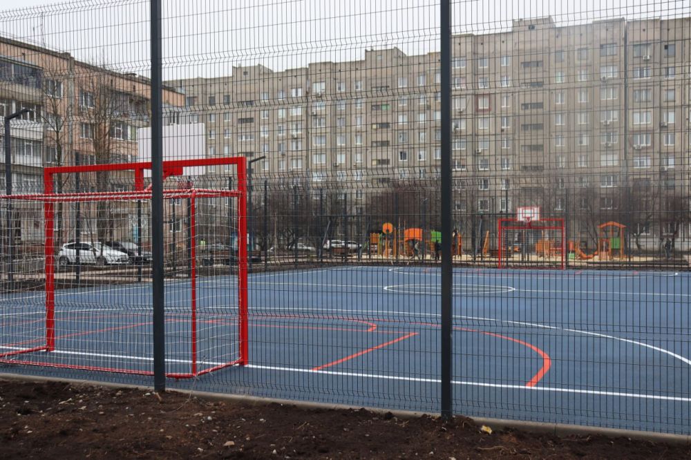 Глава Антрацитовского муниципального округа Сергей Саенко побывал во дворе домов № 6 и № 9 по улице Ткаленко, где в рамках программы по формированию современной городской среды в Антраците реализован еще один проект... Глава Антрацитовского муниципального округа Сергей Саенко побывал во дворе домов № 6 и № 9 по улице Ткаленко, где в рамках программы по формированию современной городской среды в Антраците реализован еще один проект...