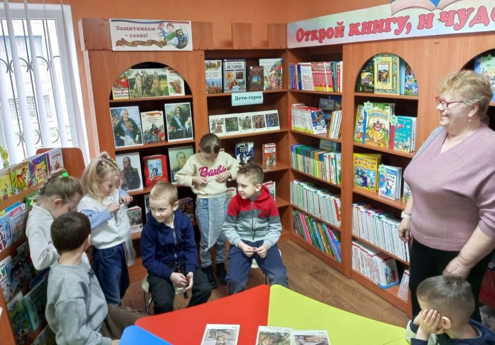 В рамках Недели детской книги библиотекари центральной библиотеки пригласили воспитанников подготовительной группы ГБДОУ ЛНР «Брянковский ясли-сад № 53 «Радуга» на День детской книги «В страну открытий и чудес» В рамках Недели детской книги библиотекари центральной библиотеки пригласили воспитанников подготовительной группы ГБДОУ ЛНР «Брянковский ясли-сад № 53 «Радуга» на День детской книги «В страну открытий и чудес»