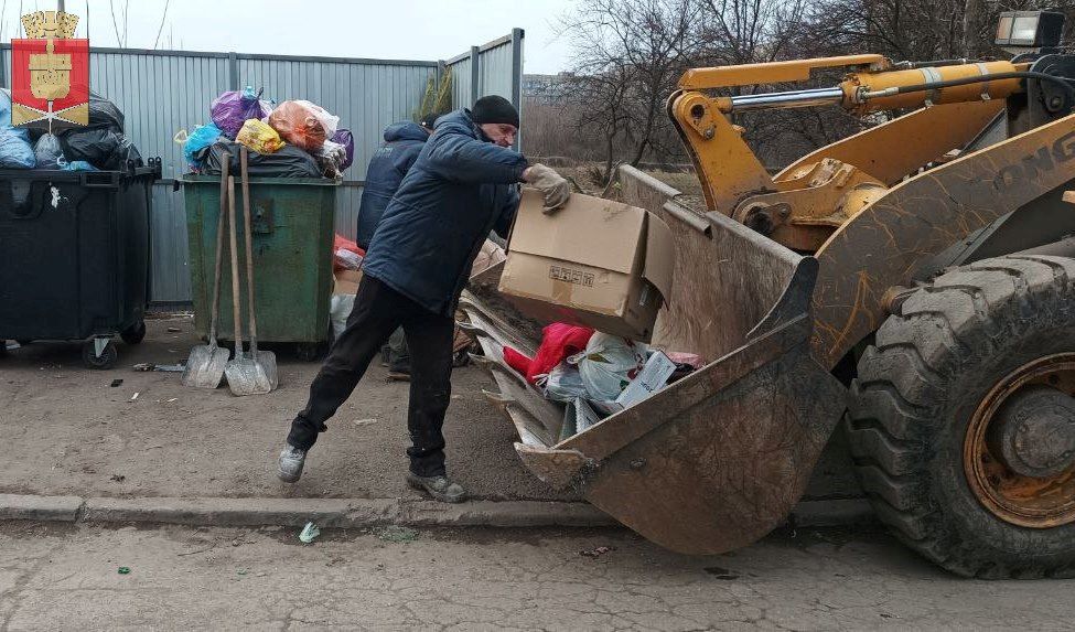 Коммунальные службы проводят работы на территории города Коммунальные службы проводят работы на территории города