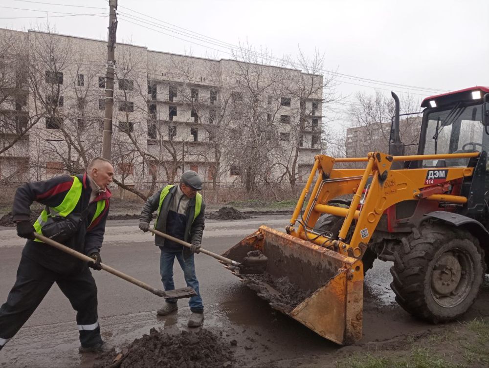 Андрей Рубанцов: Сегодня коммунальные службы города продолжают работы по очистке бордюрного камня вдоль автомобильной дороги по ул. Дзержинского Андрей Рубанцов: Сегодня коммунальные службы города продолжают работы по очистке бордюрного камня вдоль автомобильной дороги по ул. Дзержинского