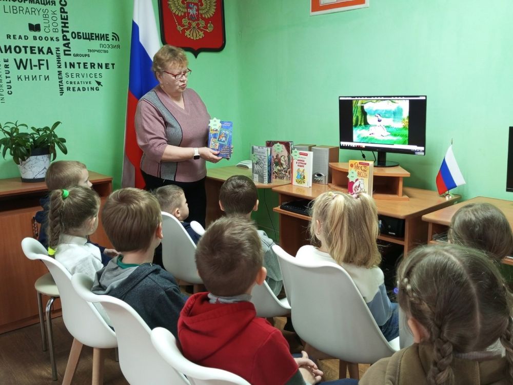 В рамках Недели детской книги библиотекари центральной библиотеки пригласили воспитанников подготовительной группы ГБДОУ ЛНР «Брянковский ясли-сад № 53 «Радуга» на День детской книги «В страну открытий и чудес» В рамках Недели детской книги библиотекари центральной библиотеки пригласили воспитанников подготовительной группы ГБДОУ ЛНР «Брянковский ясли-сад № 53 «Радуга» на День детской книги «В страну открытий и чудес»