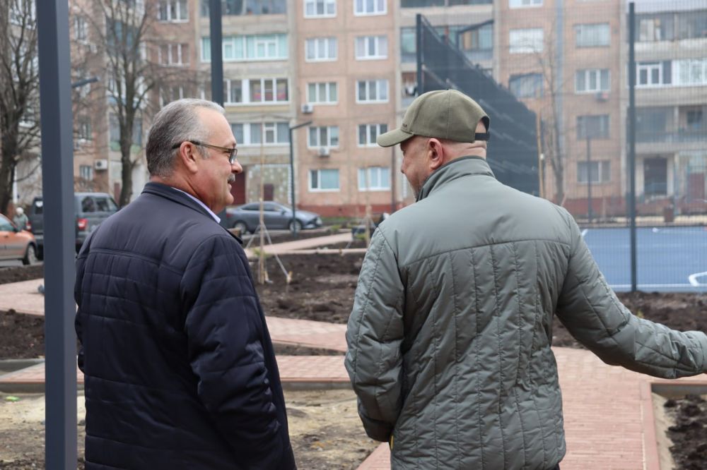 Глава Антрацитовского муниципального округа Сергей Саенко побывал во дворе домов № 6 и № 9 по улице Ткаленко, где в рамках программы по формированию современной городской среды в Антраците реализован еще один проект... Глава Антрацитовского муниципального округа Сергей Саенко побывал во дворе домов № 6 и № 9 по улице Ткаленко, где в рамках программы по формированию современной городской среды в Антраците реализован еще один проект...