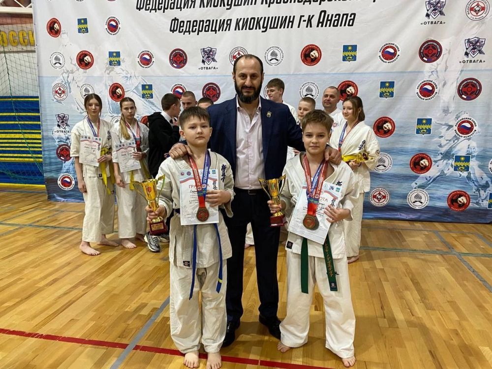 Наши спортсмены в Анапе. 22 марта в городе Анапа прошли открытые соревнования по киокушин, в которых приняло участие свыше 150 спортсменов, среди которых спортивные клубы Краснодарского края, спортивные клубы Республики Крым... Наши спортсмены в Анапе. 22 марта в городе Анапа прошли открытые соревнования по киокушин, в которых приняло участие свыше 150 спортсменов, среди которых спортивные клубы Краснодарского края, спортивные клубы Республики Крым...