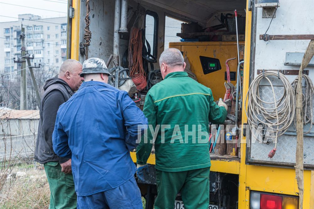 Специалисты «Луганскводы» совместно с бригадой «Мосводоканала» проводят замену наиболее аварийного участка трубопровода протяженностью 156 метров водовода на водозаборе BHC-3 в Луганске Специалисты «Луганскводы» совместно с бригадой «Мосводоканала» проводят замену наиболее аварийного участка трубопровода протяженностью 156 метров водовода на водозаборе BHC-3 в Луганске