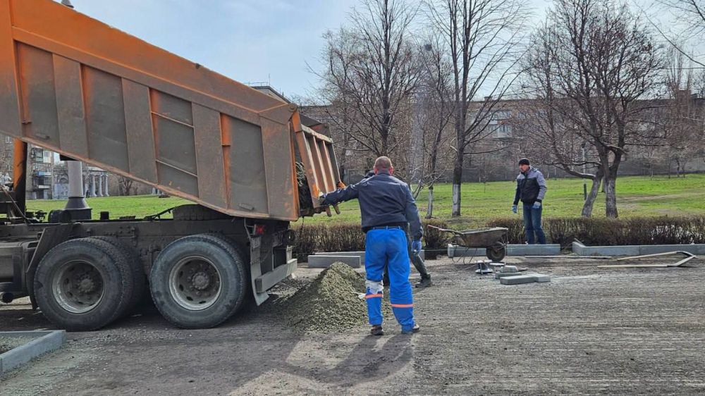 К юбилею Великой Победы в Алчевске на средства муниципального бюджета проводят реконструкцию Сквера Доблести и Славы К юбилею Великой Победы в Алчевске на средства муниципального бюджета проводят реконструкцию Сквера Доблести и Славы