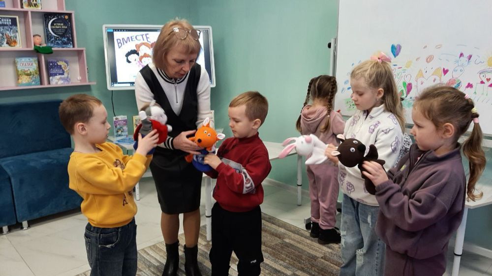 Экскурсия в библиотеку.. В преддверии Международного дня детской книги воспитанники детского сада "Журавушка" посетили Центральную городскую библиотеку им.Г.Сковороды Экскурсия в библиотеку.. В преддверии Международного дня детской книги воспитанники детского сада "Журавушка" посетили Центральную городскую библиотеку им.Г.Сковороды