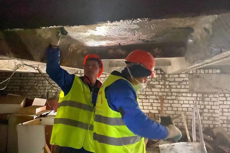 В Свердловске красноярскими специалистами продолжается ремонт кровли в квартале Центральный В Свердловске красноярскими специалистами продолжается ремонт кровли в квартале Центральный