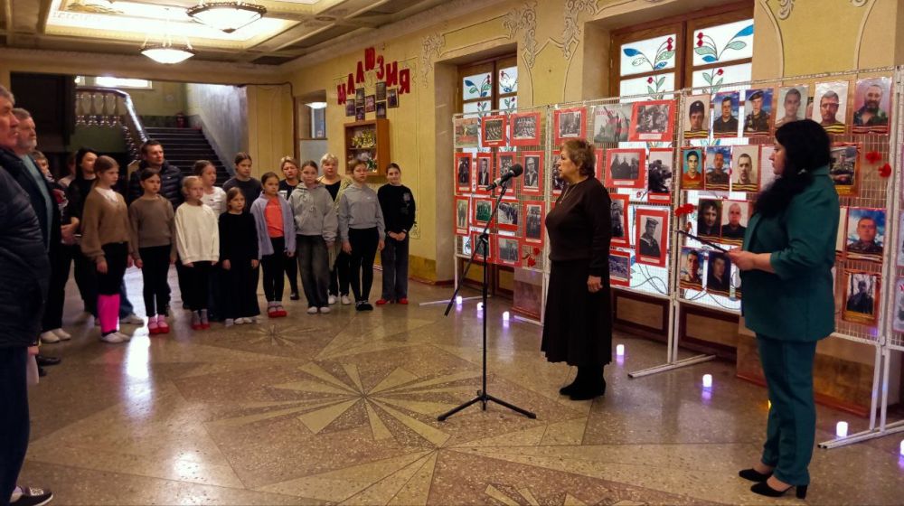 В рамках Года Защитника Отечества в Доме культуры им. Горького пгт Ясеновский с 26 марта начала свою работу передвижная фотовыставка "Защитником быть - Родине служить!" В рамках Года Защитника Отечества в Доме культуры им. Горького пгт Ясеновский с 26 марта начала свою работу передвижная фотовыставка "Защитником быть - Родине служить!"