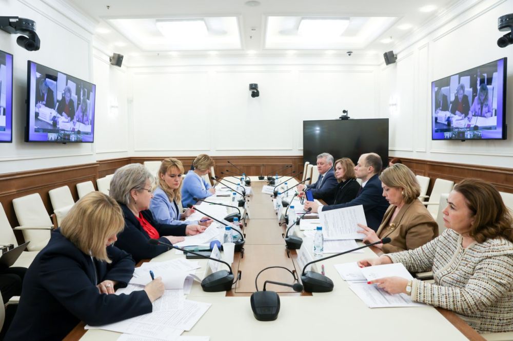 Дарья Лантратова: У вас был в школе медпункт? Куда можно было прийти посреди урока или на переменке, где измерят температуру, дадут лекарство или позвонят родителям, чтобы тебя забрали домой в случае недомогания Дарья Лантратова: У вас был в школе медпункт? Куда можно было прийти посреди урока или на переменке, где измерят температуру, дадут лекарство или позвонят родителям, чтобы тебя забрали домой в случае недомогания