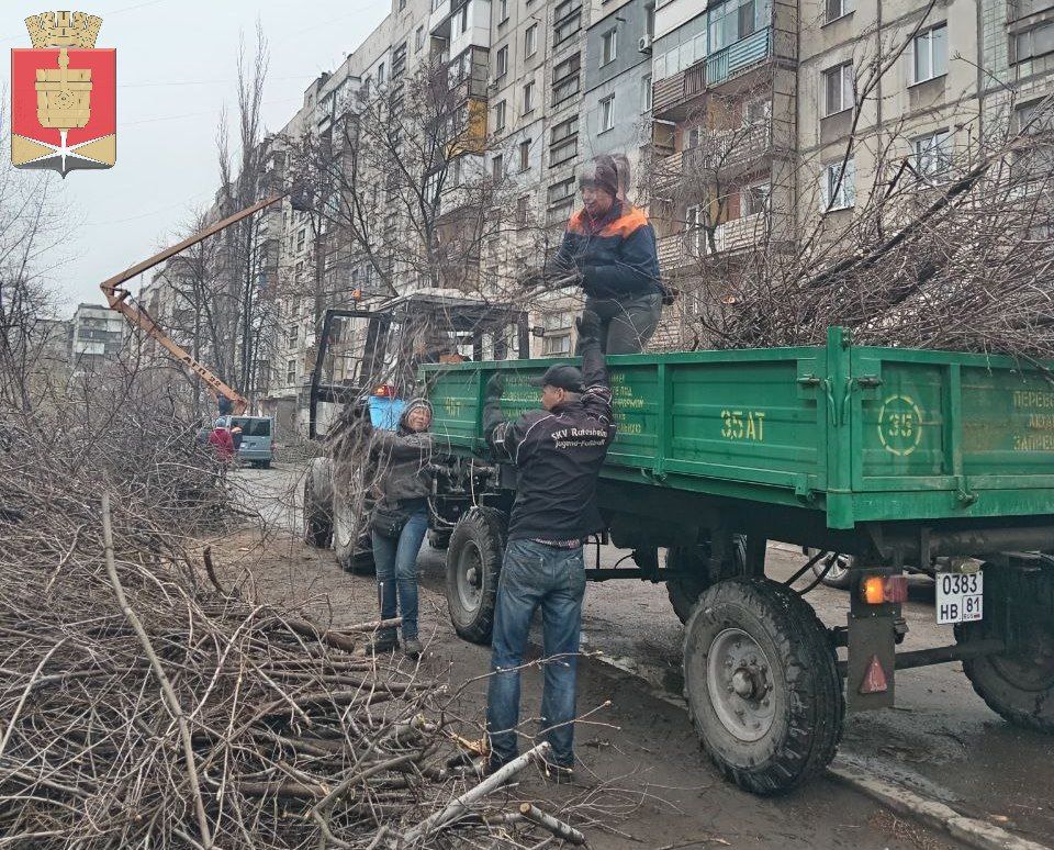 Коммунальные службы проводят работы на территории города Коммунальные службы проводят работы на территории города