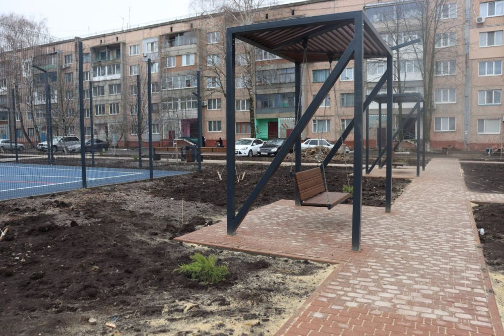 Глава Антрацитовского муниципального округа Сергей Саенко побывал во дворе домов № 6 и № 9 по улице Ткаленко, где в рамках программы по формированию современной городской среды в Антраците реализован еще один проект... Глава Антрацитовского муниципального округа Сергей Саенко побывал во дворе домов № 6 и № 9 по улице Ткаленко, где в рамках программы по формированию современной городской среды в Антраците реализован еще один проект...
