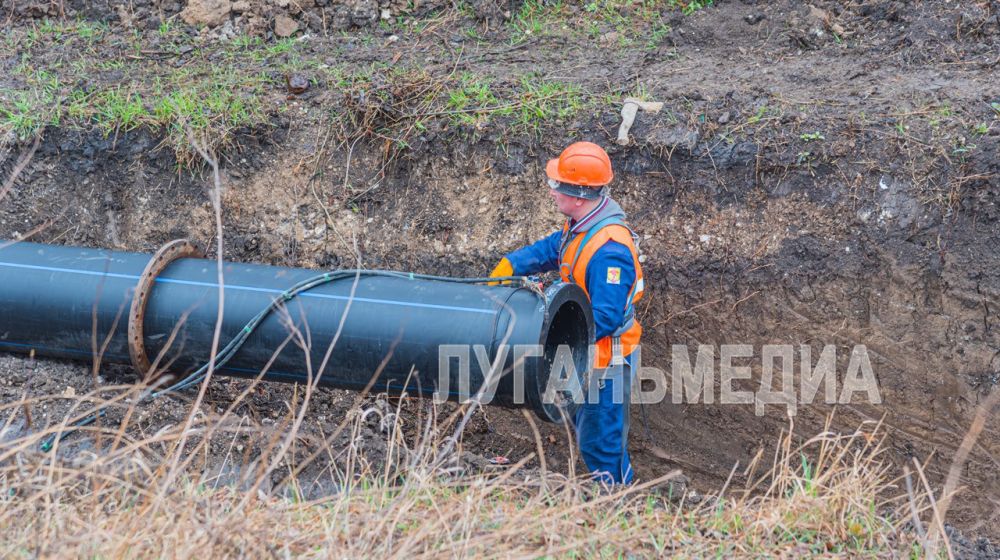 Специалисты «Луганскводы» совместно с бригадой «Мосводоканала» проводят замену наиболее аварийного участка трубопровода протяженностью 156 метров водовода на водозаборе BHC-3 в Луганске Специалисты «Луганскводы» совместно с бригадой «Мосводоканала» проводят замену наиболее аварийного участка трубопровода протяженностью 156 метров водовода на водозаборе BHC-3 в Луганске