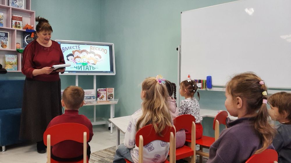 Экскурсия в библиотеку.. В преддверии Международного дня детской книги воспитанники детского сада "Журавушка" посетили Центральную городскую библиотеку им.Г.Сковороды Экскурсия в библиотеку.. В преддверии Международного дня детской книги воспитанники детского сада "Журавушка" посетили Центральную городскую библиотеку им.Г.Сковороды