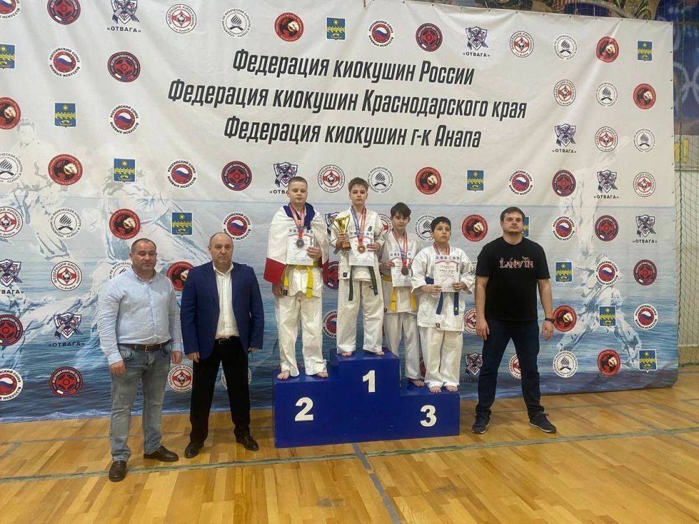 Наши спортсмены в Анапе. 22 марта в городе Анапа прошли открытые соревнования по киокушин, в которых приняло участие свыше 150 спортсменов, среди которых спортивные клубы Краснодарского края, спортивные клубы Республики Крым... Наши спортсмены в Анапе. 22 марта в городе Анапа прошли открытые соревнования по киокушин, в которых приняло участие свыше 150 спортсменов, среди которых спортивные клубы Краснодарского края, спортивные клубы Республики Крым...