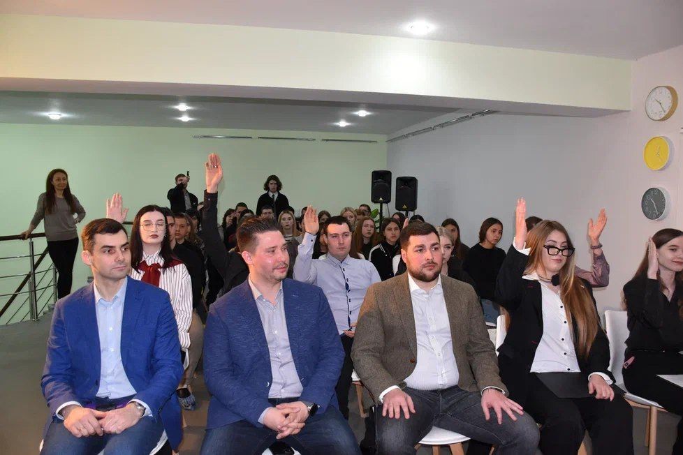 Владимир Шавлай: Первая в республике Молодежная палата начала работу в Краснодоне Владимир Шавлай: Первая в республике Молодежная палата начала работу в Краснодоне
