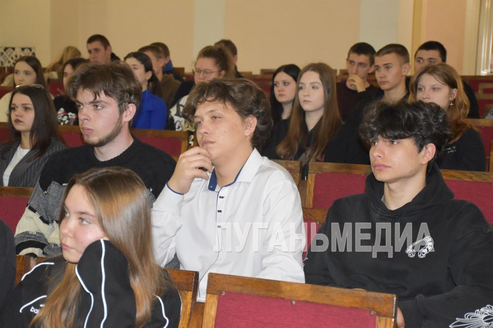 В Стаханове стартовало обучение волонтеров для реализации федеральной программы «Формирование комфортной городской среды» В Стаханове стартовало обучение волонтеров для реализации федеральной программы «Формирование комфортной городской среды»