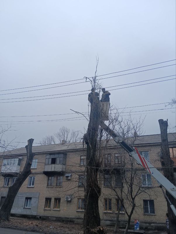 Работники коммунальных служб продолжают заботиться о любимом городе! В Ровеньках продолжается опиловка деревьев! Работники коммунальных служб продолжают заботиться о любимом городе! В Ровеньках продолжается опиловка деревьев!
