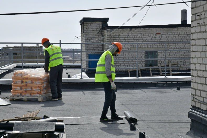 В Свердловске красноярскими специалистами продолжается ремонт кровли в квартале Центральный В Свердловске красноярскими специалистами продолжается ремонт кровли в квартале Центральный