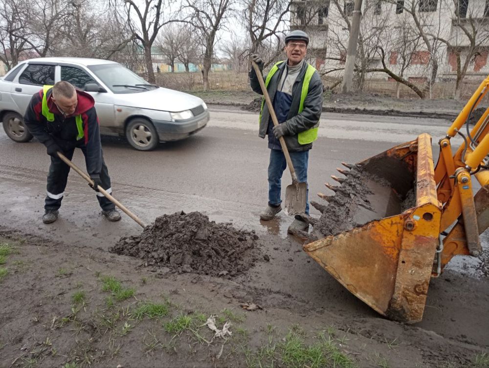 Коммунальные службы продолжают работы по очистке бордюрного камня вдоль автомобильной дороги по ул. Дзержинского Коммунальные службы продолжают работы по очистке бордюрного камня вдоль автомобильной дороги по ул. Дзержинского