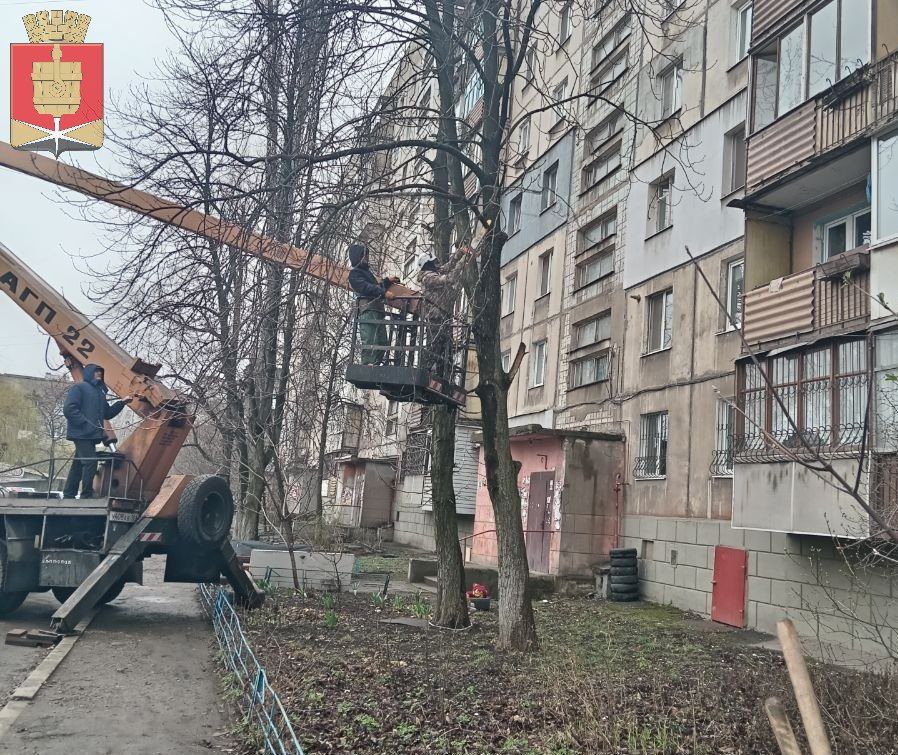 Коммунальные службы проводят работы на территории города Коммунальные службы проводят работы на территории города
