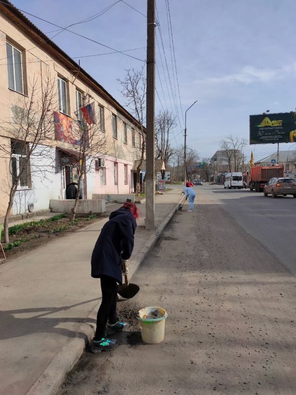 В Детской художественной школе г.Ровеньки прошел первый в 2025 году субботник В Детской художественной школе г.Ровеньки прошел первый в 2025 году субботник