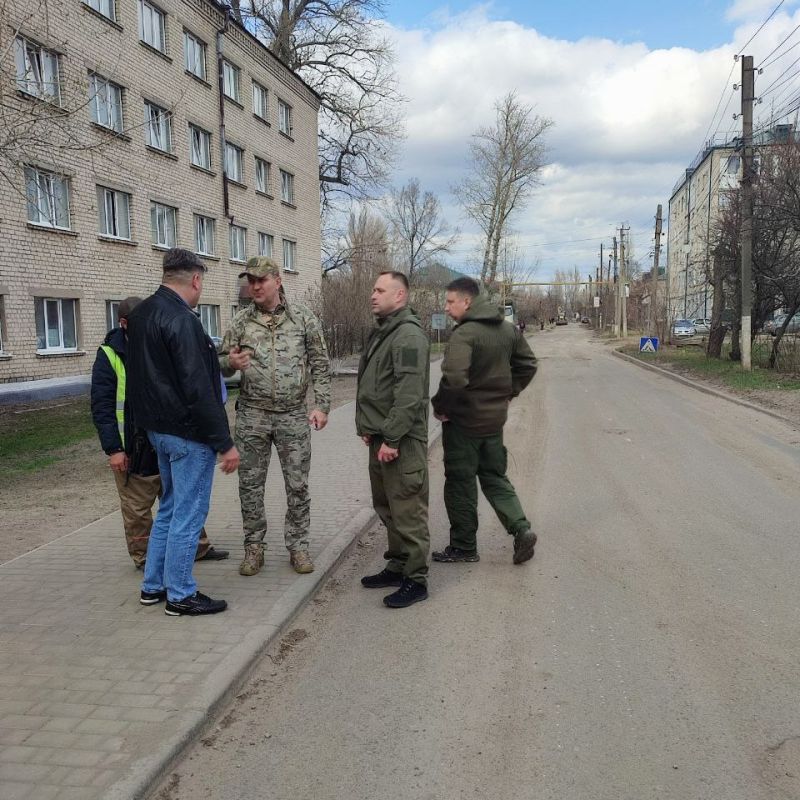 Владимир Чернев: Совместно с моей командой и представителями ООО «Дорожное дело» проинспектировал ход работ по ремонту верхнего слоя покрытия улично-дорожной сети нашего города Владимир Чернев: Совместно с моей командой и представителями ООО «Дорожное дело» проинспектировал ход работ по ремонту верхнего слоя покрытия улично-дорожной сети нашего города