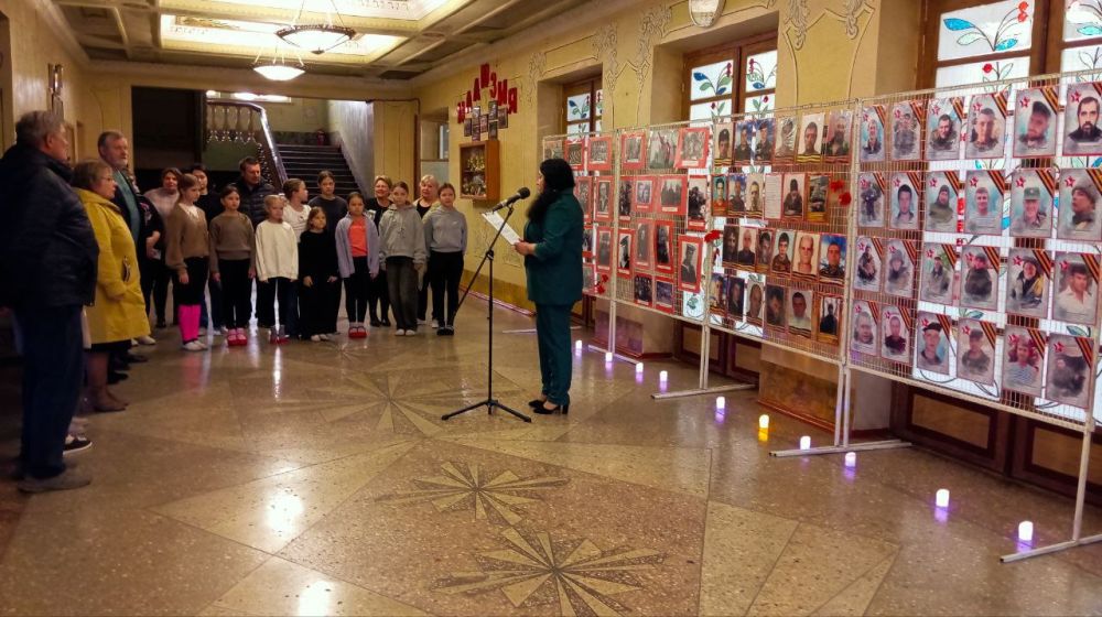 В рамках Года Защитника Отечества в Доме культуры им. Горького пгт Ясеновский с 26 марта начала свою работу передвижная фотовыставка "Защитником быть - Родине служить!" В рамках Года Защитника Отечества в Доме культуры им. Горького пгт Ясеновский с 26 марта начала свою работу передвижная фотовыставка "Защитником быть - Родине служить!"