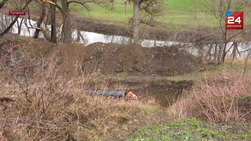 В Каменнобродском районе Луганска меняют аварийный участок водовода