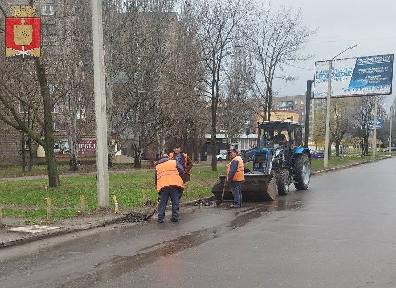 Коммунальные службы проводят работы на территории города Коммунальные службы проводят работы на территории города