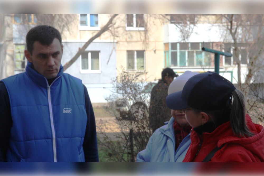 «Единая Россия» помогла жителям Рубежного с ремонтом кровли многоквартирного дома «Единая Россия» помогла жителям Рубежного с ремонтом кровли многоквартирного дома