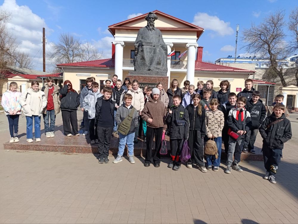 В рамках историко-просветительской деятельности, с целью содержательного досуга обучающихся в каникулярное время, развития патриотического воспитания, обучающиеся ГБОУ ЛНР «Брянковская СШ №23» отправились в увлекательную... В рамках историко-просветительской деятельности, с целью содержательного досуга обучающихся в каникулярное время, развития патриотического воспитания, обучающиеся ГБОУ ЛНР «Брянковская СШ №23» отправились в увлекательную...