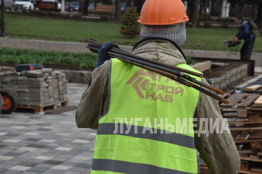 В Стаханове регион-шеф реставрирует братскую могилу партизан и подпольщиков В Стаханове регион-шеф реставрирует братскую могилу партизан и подпольщиков