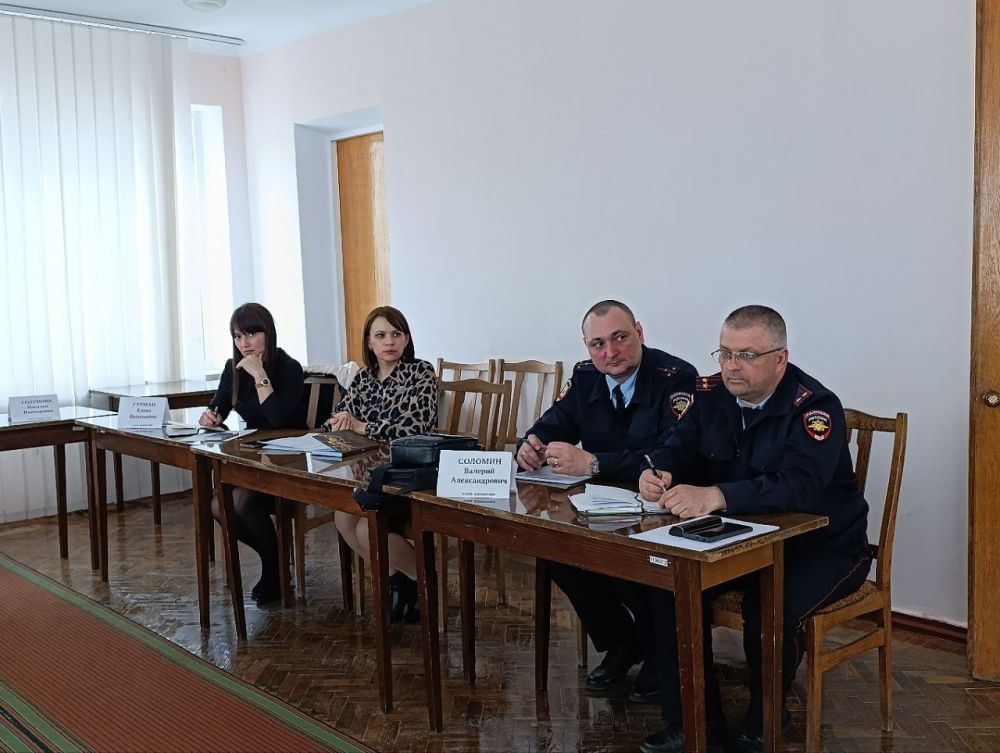 В Администрации городского округа муниципальное образование городской округ город Кировск состоялось очередное заседание комиссии по делам несовершеннолетних и защите их прав В Администрации городского округа муниципальное образование городской округ город Кировск состоялось очередное заседание комиссии по делам несовершеннолетних и защите их прав