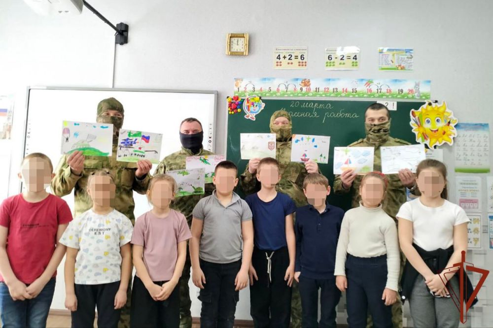 Росгвардейцы провели урок Мужества в подшефной школе в ЛНР Росгвардейцы провели урок Мужества в подшефной школе в ЛНР