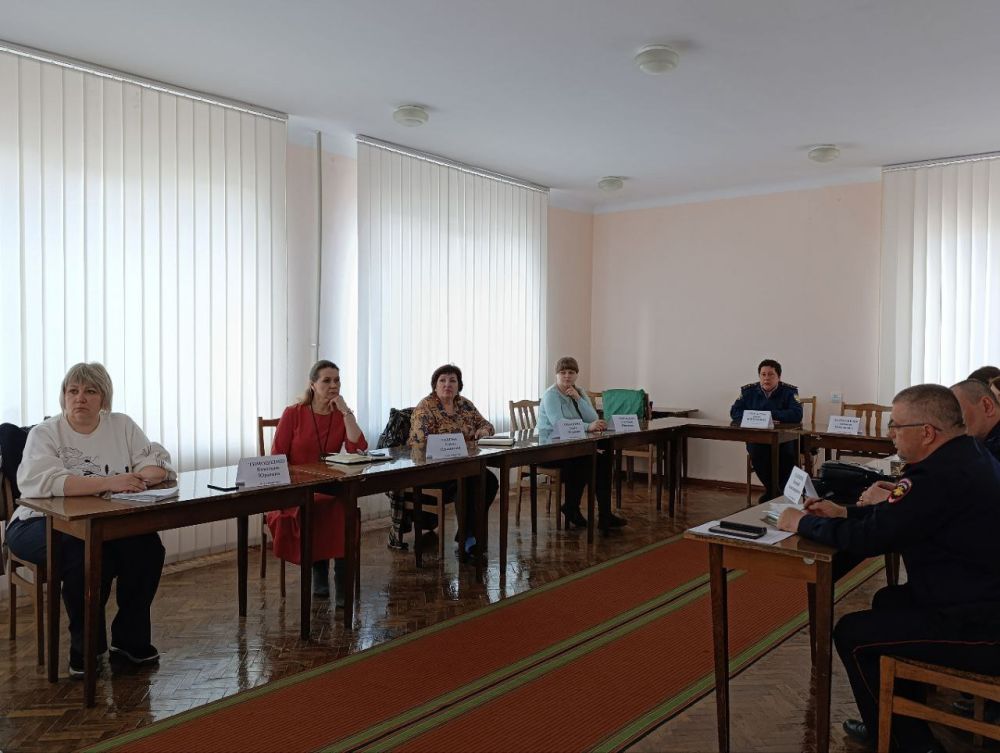 В Администрации городского округа муниципальное образование городской округ город Кировск состоялось очередное заседание комиссии по делам несовершеннолетних и защите их прав В Администрации городского округа муниципальное образование городской округ город Кировск состоялось очередное заседание комиссии по делам несовершеннолетних и защите их прав